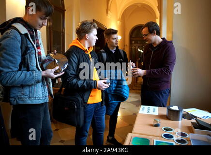 Praga, Repubblica Ceca. Xii Nov, 2019. Gli studenti imparano a conoscere i materiali per fare i pannelli solari durante la Settimana della scienza e della tecnologia evento a Praga e nella Repubblica ceca, nov. 12, 2019. L'Accademia delle scienze della Repubblica ceca ospita la Settimana della scienza e della tecnologia a Praga da nov. 11 a 17. Il festival ha lo scopo di attirare il pubblico, in particolare i giovani studenti a prestare maggiore attenzione alle minacce globali come il cambiamento climatico e le catastrofi naturali. Credito: Dana Kesnerova/Xinhua/Alamy Live News Foto Stock