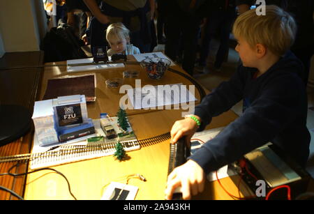 Praga, Repubblica Ceca. Xii Nov, 2019. Un ragazzo controlla un treno usando energia solare durante la Settimana della scienza e della tecnologia evento a Praga e nella Repubblica ceca, nov. 12, 2019. L'Accademia delle scienze della Repubblica ceca ospita la Settimana della scienza e della tecnologia a Praga da nov. 11 a 17. Il festival ha lo scopo di attirare il pubblico, in particolare i giovani studenti a prestare maggiore attenzione alle minacce globali come il cambiamento climatico e le catastrofi naturali. Credito: Dana Kesnerova/Xinhua/Alamy Live News Foto Stock