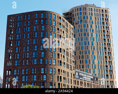 Blocco residenziale Manhattan Plaza in costruzione in legno di pioppo, East London, Regno Unito. Due lavoratori edili la discesa in corda doppia. Foto Stock