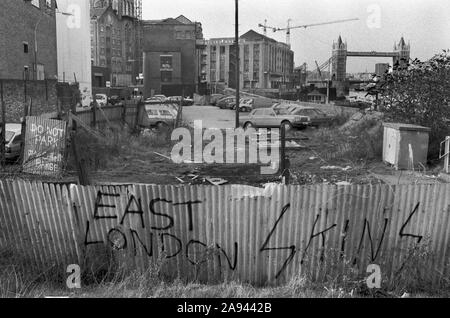 Shad Thames Bermondsey South East London SE16, 1980s UK. Ora chiamato Bermondsey Wall West, a est della passerella pedonale di St Saviors Dock, guardando a nord di Butlers Wharf. Il parcheggio è ora una sorta di giardino. Docklands riqualificazione 1987 Inghilterra HOMER SYKES Foto Stock