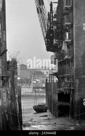 Shad Thames London Docklands Development degli anni ottanta. St Saviours Dock, vecchi magazzini essendo sviluppato. Bermondsey, Southwark, a sud-est di Londra. 1987 UK. HOMER SYKES Foto Stock