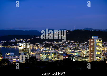 Paesaggio urbano di Wellington al crepuscolo; Wellington, Isola del Nord, Nuova Zelanda Foto Stock