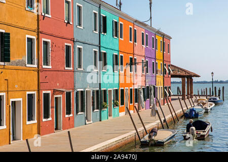 Burano, Italia - 19 Luglio 2019: una strada di bella multi-colore di case tradizionali lungo un canale sulla isola veneziana di Burano nel nord Ita Foto Stock