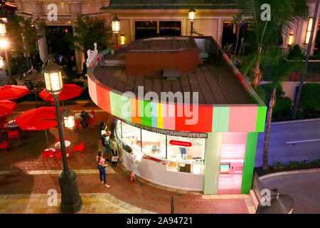 Glendale, California - Spruzza tortine ATM all'americana al brand Foto Stock