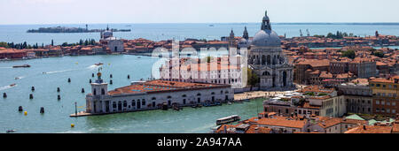 Venezia, Italia - 20 Luglio 2019: una splendida vista panoramica da San segna il campanile Il campanile della chiesa di Santa Maria della Salute nella città di Foto Stock