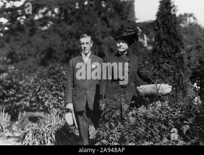 Università di Princeton Presidente Woodrow Wilson con la sua prima moglie Ellen Axon Wilson, Three-Quarter lunghezza Ritratto in giardino, Princeton, New Jersey, USA, fotografia di American Press Association, 1910 Foto Stock