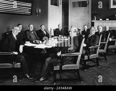 Stati Uniti Presidente Woodrow Wilson (sinistra) e i suoi membri del gabinetto seduti attorno al tavolo, WASHINGTON, STATI UNITI D'AMERICA, fotografia di Barnet McFee Clinedinst, 1913 Foto Stock