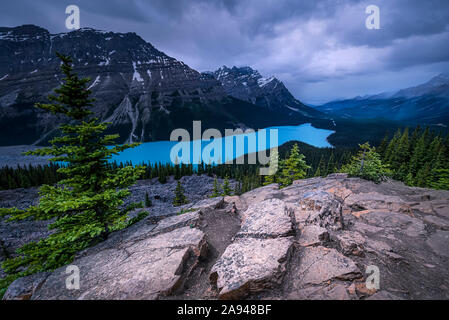 Nuvole sul lago Peyto, Banff National Park; Alberta, Canada Foto Stock