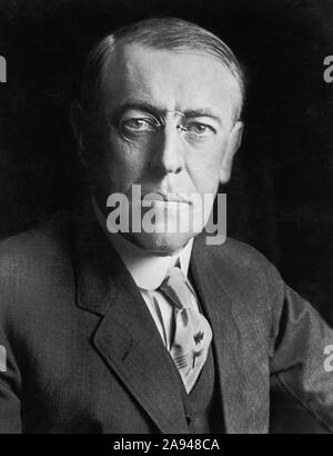 Woodrow Wilson (1856-1924) ventottesimo Presidente degli Stati Uniti, 1913-1921, la testa e le spalle ritratto, 1916 Foto Stock