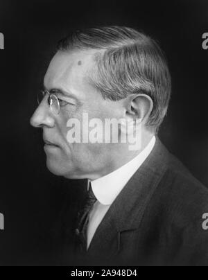 Woodrow Wilson (1856-1924) ventottesimo Presidente degli Stati Uniti, 1913-1921 testa e spalle ritratto di profilo, fotografia di Pach Bros., Novembre 1912 Foto Stock