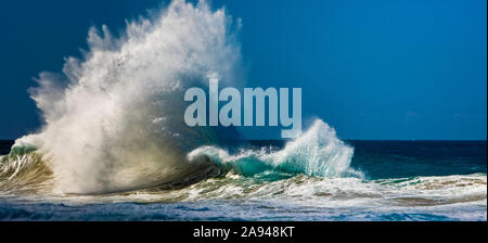 Grande onda che si infrangono dalla costa di Na Pali; Kauai, Hawaii, Stati Uniti d'America Foto Stock