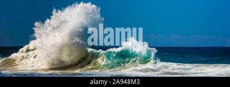 Grande onda che si infrangono dalla costa di Na Pali; Kauai, Hawaii, Stati Uniti d'America Foto Stock