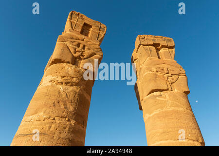 Colonne Hathor del Tempio di Mut (Tempio B300), Monte Jebel Barkal; Karima, Stato del Nord, Sudan Foto Stock