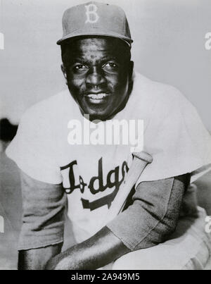 Vintage in bianco e nero ritratto della Hall of Fame giocatore di baseball Jackie Robinson con il Brooklyn Dodgers. Foto Stock