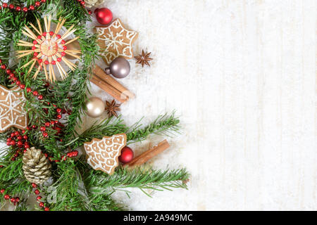 Sfondo di natale con abete rami, stelle di paglia, baubles e decorazione su bianco addolorato legno, copia di grandi dimensioni spazio, piana, laici elevato angolo vista superiore Foto Stock