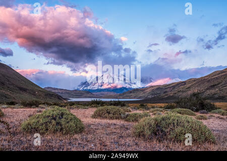Incredibile scenario intorno al Parco Nazionale Torres del Paine del Cile meridionale; Cile Foto Stock