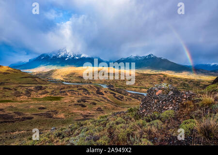 Incredibile scenario intorno al Parco Nazionale Torres del Paine del Cile meridionale; Cile Foto Stock