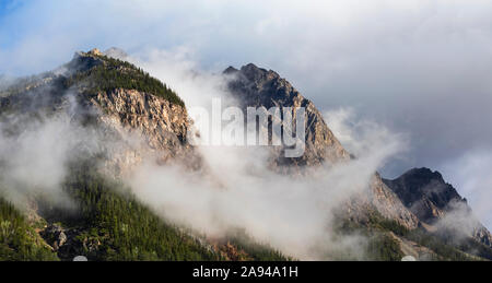 Le nuvole si radunano intorno alle vette delle Montagne Rocciose; Field, British Columbia, Canada Foto Stock