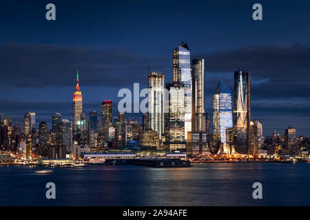 New York skyline della città dal fiume Hudson con i grattacieli di Hudson cantieri progetto di riqualificazione. Manhattan Midtown West, New York, NY, STATI UNITI D'AMERICA Foto Stock