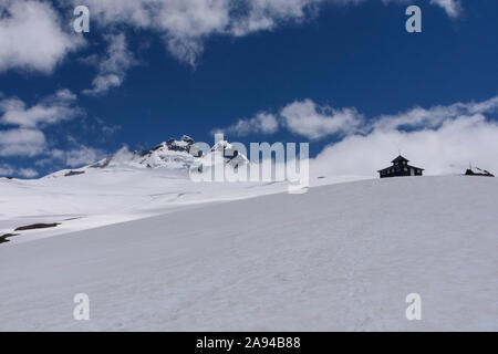 Snow-capped pendenza contro il monte Tronador picco nella Pampa Linda, Parco Nazionale Nahuel Huapi, Bariloche, Patagonia, Argentina Foto Stock