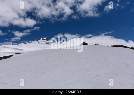 Snow-capped pendenza contro il monte Tronador picco nella Pampa Linda, Parco Nazionale Nahuel Huapi, Bariloche, Patagonia, Argentina Foto Stock