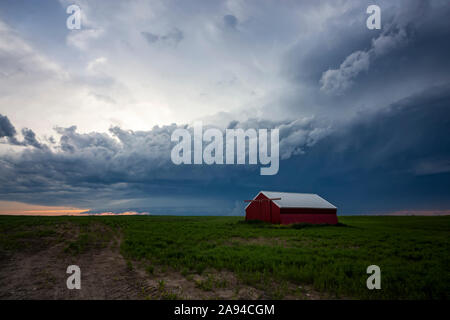 Cella di tempesta che si muove in alto su terreni agricoli con un granaio rosso; Moose Jaw, Saskatchewan, Canada Foto Stock