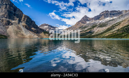 Bow Lake nelle Montagne Rocciose del Parco Nazionale di Banff lungo l'Icefield Parkway; Improvement District No. 9, Alberta, Canada Foto Stock