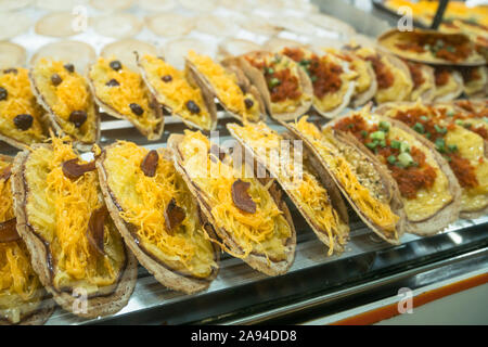 Khanom Bueang noto anche come crepes Thai è uno dei più popolari street spuntini in Thailandia. Foto Stock