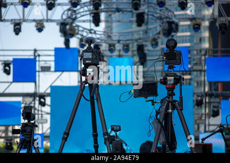 Attrezzatura fotografica in preparazione per concerti, conferenze stampa o trasmissioni televisive. Foto Stock