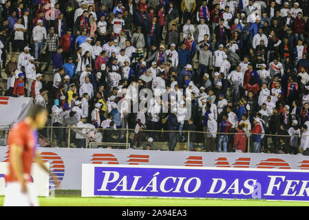 Il Brasile. Xii Nov, 2019. PR - SERIE B - Parana X SAO BENTO - ESPORTES - DiscussÃ£o entre torcedores do ParanÃ¡ Clube duranti una partida vÃ¡lida pelo Campeonato Brasileiro - Serie B n. estÃ¡dio Durival Britto em Curitiba nesta terca-Feira, (12). Foto: Geraldo Bubniak /AGB Credito: Geraldo Bubniak/ZUMA filo/Alamy Live News Foto Stock