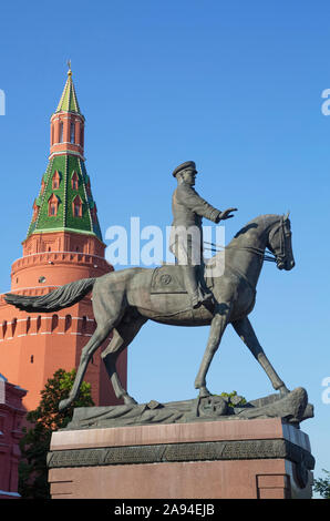 Monumento al maresciallo Zhukov, statua equestre e colorata architettura russa; Mosca, Russia Foto Stock