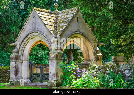 Porta alla chiesa di San Mungo; Simonburn, Northumberland, Inghilterra Foto Stock