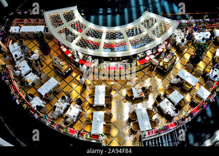 Singapore - 15 Settembre 2019: vista aerea del TWG café di Marina Bay Sands centro shopping di Singapore per il pranzo con i clienti Foto Stock