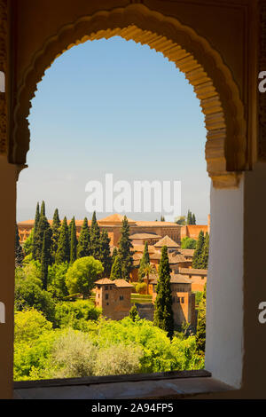 Finestra ad arco con vista dall'Alhambra; Granada, Andalusia, Spagna Foto Stock