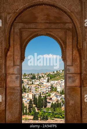 Finestra ad arco con vista dall'Alhambra; Granada, Andalusia, Spagna Foto Stock
