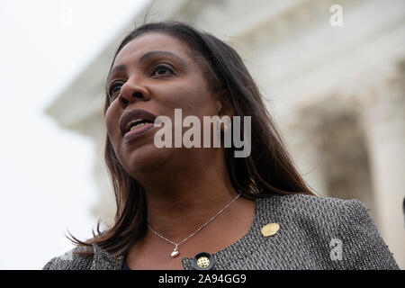 New York Attorney General Letitia Giacomo parla alla stampa dopo che la Corte Suprema ha sentito gli argomenti sull'azione differita per l infanzia programma arrivi a Washington DC, USA su Martedì, 12 novembre 2019. Credito: Stefani Reynolds/CNP /MediaPunch Foto Stock