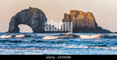 Le Twin Rocks sono illuminate dal sole che sorge vicino a Rockaway; Oregon, Stati Uniti d'America Foto Stock