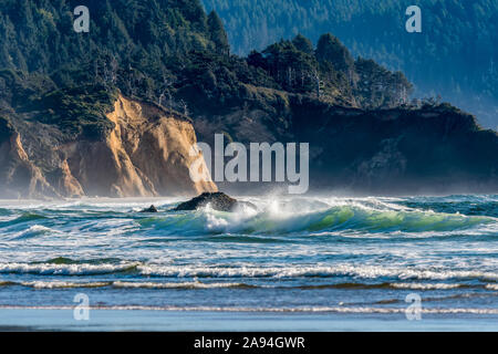 Il surf cattura la luce vicino a Hug Point sulla costa dell'Oregon; Arch Cape, Oregon, Stati Uniti d'America Foto Stock