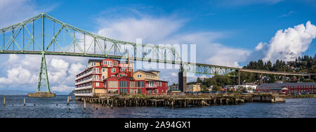 Il ponte Astoria-Megger è prominente lungo il lungofiume Astoria, Oregon, Stati Uniti d'America Foto Stock