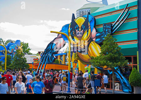 Alterniverse ingresso del negozio, Wolverine su esterno, Marvel Shop, con persone, Super Hero Isola, Isole di avventura, Universal Studios Orlando Foto Stock