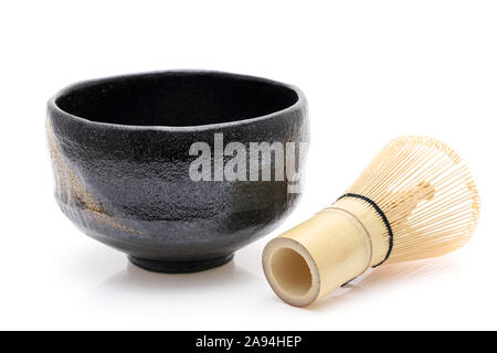 Tazza di tè Il tè con una frusta utilizzata in giapponese tè verde Matcha cerimonia su hackgrond bianco Foto Stock