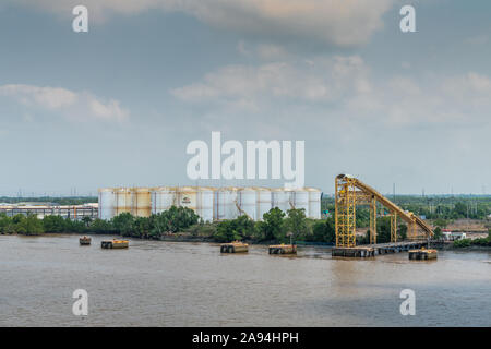 Lungo il fiume Tau, Vietnam - Marzo 12, 2019: Phuoc Khanh area. Sguardo PetroVietnam alimentazione olio e il terminale con un folto gruppo di serbatoi di bianco. Landin Foto Stock