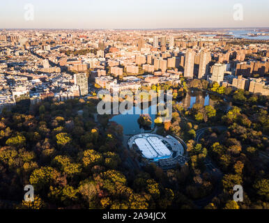 Antenna della Harlem Meer e Central Park con edifici Foto Stock