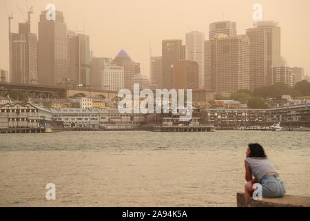 Pechino, Cina. Xii Nov, 2019. Foto scattata il 9 novembre 12, 2019 mostra la città di Sydney coperto di smog che è stato causato da bushfires nel nord del Nuovo Galles del Sud in Australia. Credito: Bai Xuefei/Xinhua/Alamy Live News Foto Stock