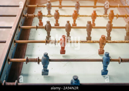 Chiudere fino al vintage figure in legno i giocatori di calcio e di legno vintage football table. Messa a fuoco selettiva. Foto Stock