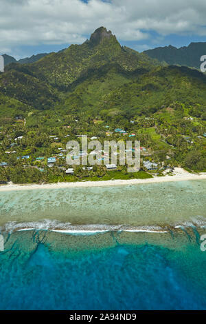 Il Reef e la spiaggia da Tamarind House Restaurant, Rarotonga Isole Cook, South Pacific - aerial Foto Stock