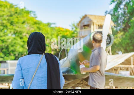 I turisti watch replica giapponese di aerei da combattimento durante la II Guerra mondiale alla Guerra Mondiale ll progetto ponte nei pressi del ponte sul fiume Kwai in Kanchanaburi T Foto Stock