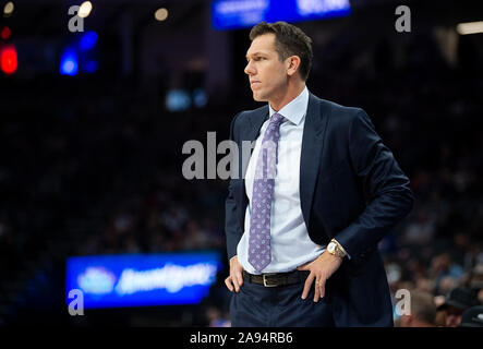 Sacramento, CA, Stati Uniti d'America. Xii Nov, 2019. Sacramento Kings coach Luca Walton orologi giocatori durante una partita al Golden 1 Centro il Martedì, Novembre 12, 2019 a Sacramento. Credito: Paolo Kitagaki Jr./ZUMA filo/Alamy Live News Foto Stock