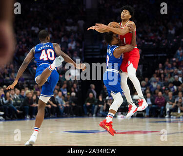 Sacramento, CA, Stati Uniti d'America. Xii Nov, 2019. Sacramento Kings guard Yogi Ferrell (3) e Portland Trail Blazers guard Anfernee Simons (1) battaglia per la palla durante una partita al Golden 1 Centro il Martedì, Novembre 12, 2019 a Sacramento. Credito: Paolo Kitagaki Jr./ZUMA filo/Alamy Live News Foto Stock