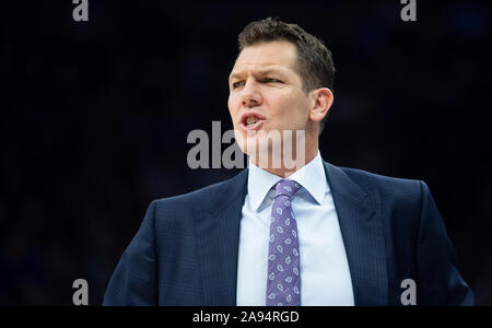 Sacramento, CA, Stati Uniti d'America. Xii Nov, 2019. Sacramento Kings coach Luca Walton reagisce alla chiamata durante una partita contro il Portland Trail Blazers al Golden 1 Centro il Martedì, Novembre 12, 2019 a Sacramento. Credito: Paolo Kitagaki Jr./ZUMA filo/Alamy Live News Foto Stock